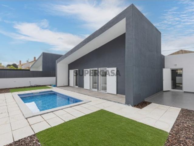 Moradia T3, com piscina e jardim, em Azeitão