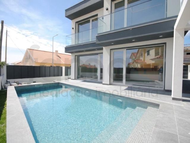MORADIA T3 COM PISCINA E VISTA DE MAR