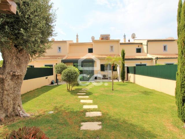 Moradia T3 com piscina, jardim e garagem em Armação de Pêra, Silves
