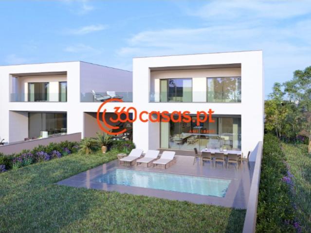 Moradia T3 com piscina em Quarteira, Algarve
