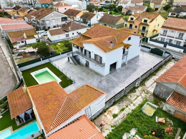 Moradia T3 com Piscina, Furo e Garagem de Grande Dimensão
