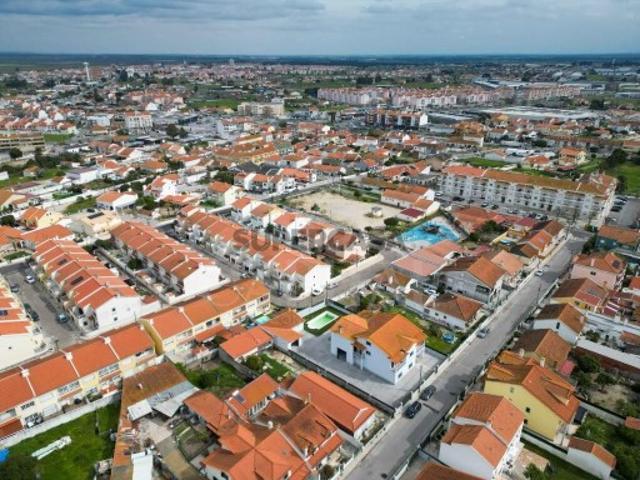 Moradia T3 com Piscina, Furo e Garagem de Grande Dimensão
