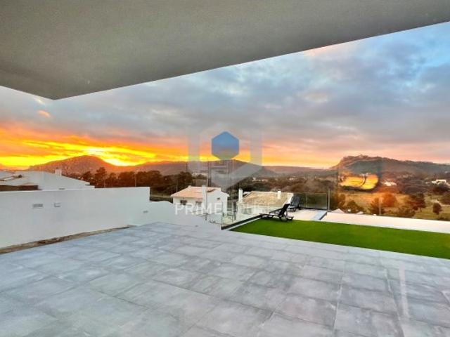 Moradia T3 com piscina infinita nos Jardins de Santiago, Setúbal