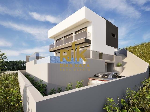 Moradia T3 com piscina infinita e vista Baía