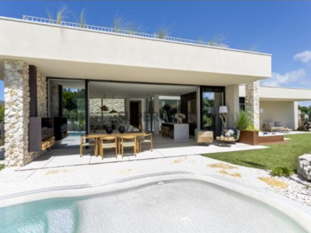 Moradia T3 com piscina inserida em empreendimento, no Vau