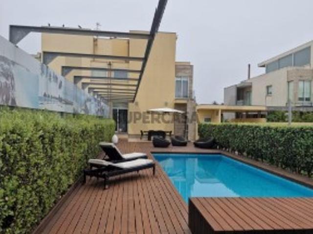 Moradia T3 com piscina, jardim, elevador interior, Vila Nova de Gaia