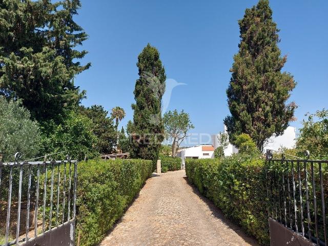 Moradia T3 com piscina, vista mar e terreno de 3000m2 na Luz