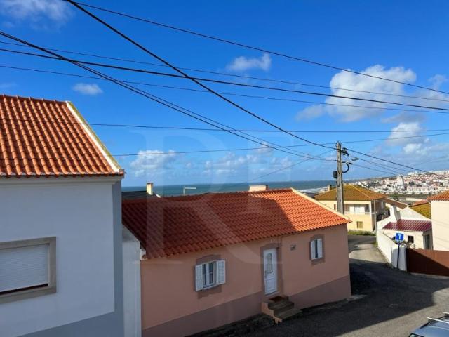 Moradia T3 com projeto aprovado e vista mar na Areia Branca