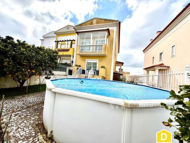Moradia T3 com sótão habitável, garagem e jardim Caldas da Rainha