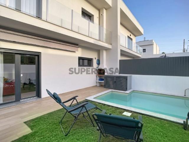 Moradia T3 Como Nova, com Garagem e Piscina em Fernão Ferro