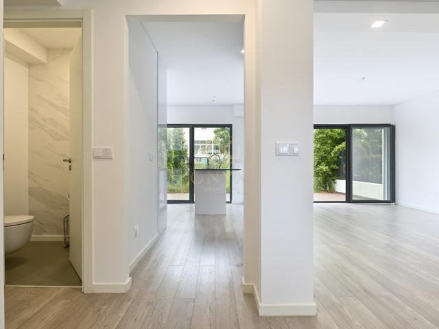MORADIA T3 CONTEMPORÂNEA COM JARDIM PRIVATIVO EM CARCAVELOS