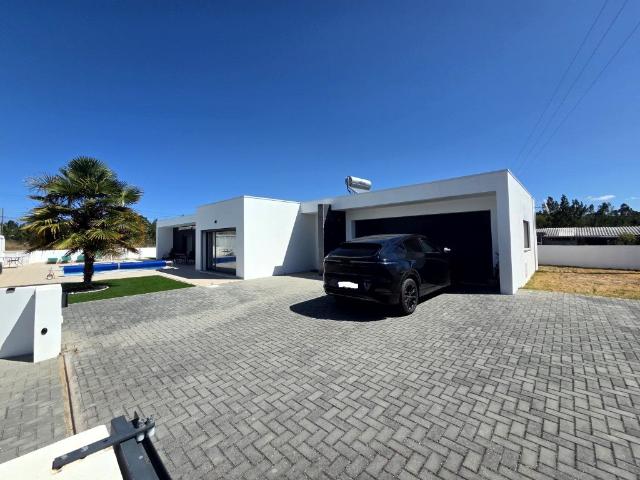 Moradia T3 contemporânea com piscina, garagem dupla e jardim. 145m² Pataias