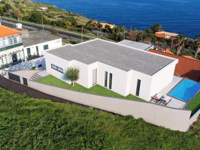 Moradia T3 Contemporânea com Piscina e Vista Definitiva sobr. 302m² Caniço