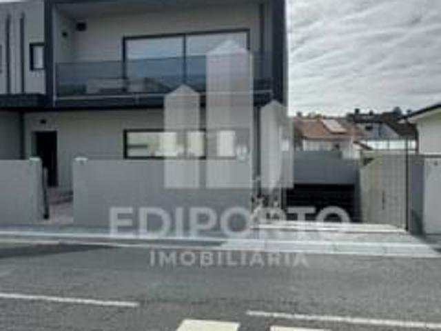 Moradia T3 Contemporânea no Centro da Maia, Maia