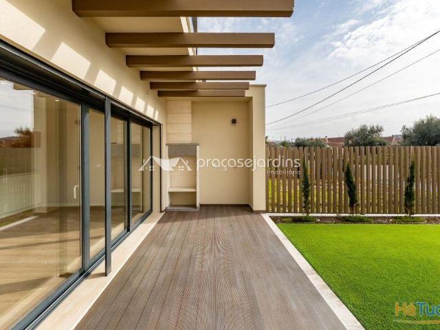 Moradia T3 de Arquitetura Moderna com Jardim e Garagem | 26064073995