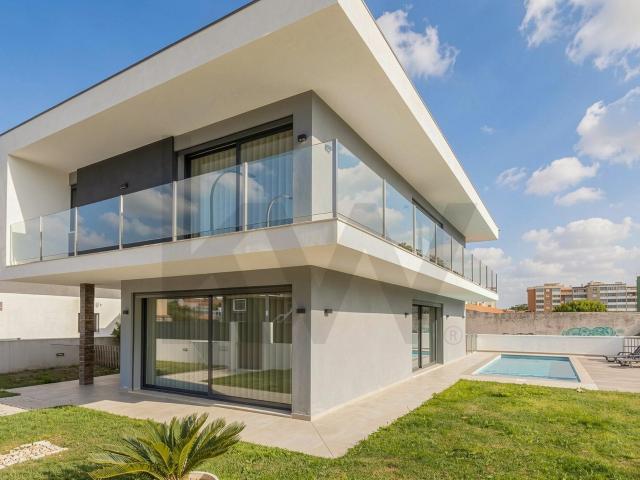 Moradia T3 de Arquitetura Moderna com Piscina