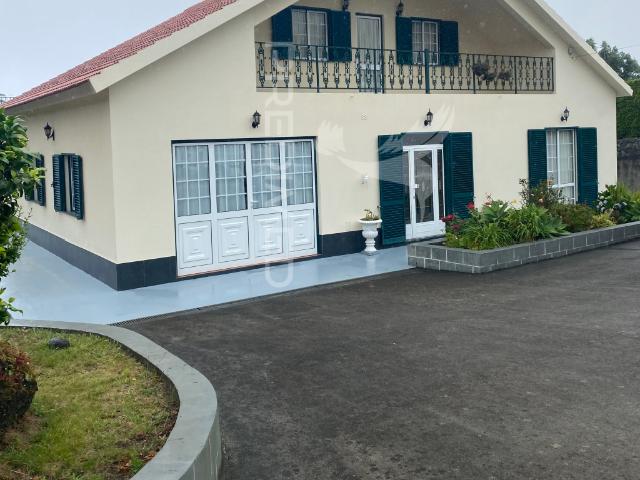 Moradia T3 de Dois Pisos com Jardim Paisagístico Urzelina, Ilha de São Jorge