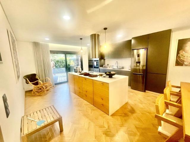 Moradia T3 de Excelência com 3 Pisos e Localização Prime