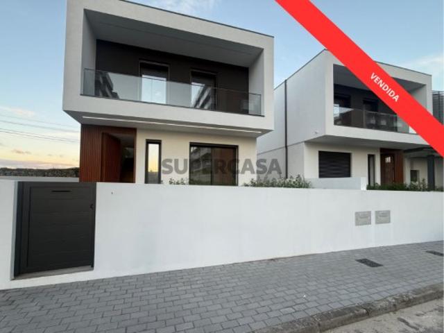 Moradia T3 de gaveto em Vila Boa Última únidade