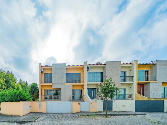 Moradia T3, de gaveto, em Panoias Braga