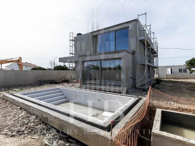 Moradia T3 de Luxo com Jardim e Piscina | Gouveia | Sintra