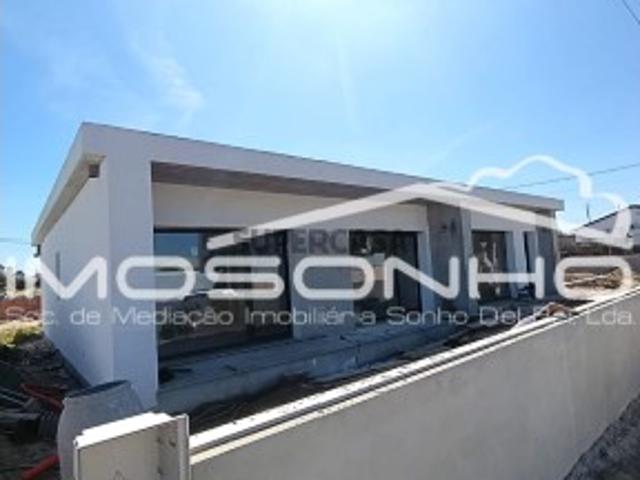 Moradia T3 de linhas modernas
