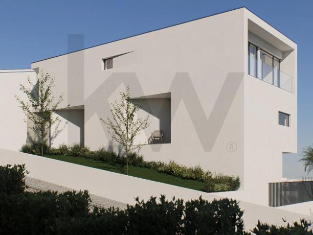 Moradia T3 de Três Frentes | Condomínio Fechado | Piscina Jardim | Box duas Viaturas | Gondomar