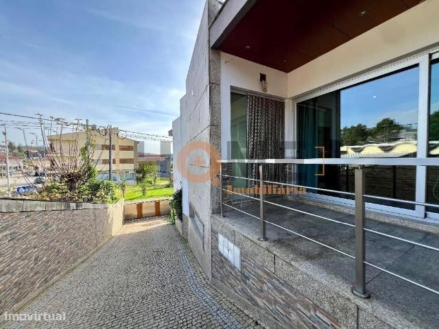 Moradia T3 de trs frentes junto escola de Sobrado, Valongo