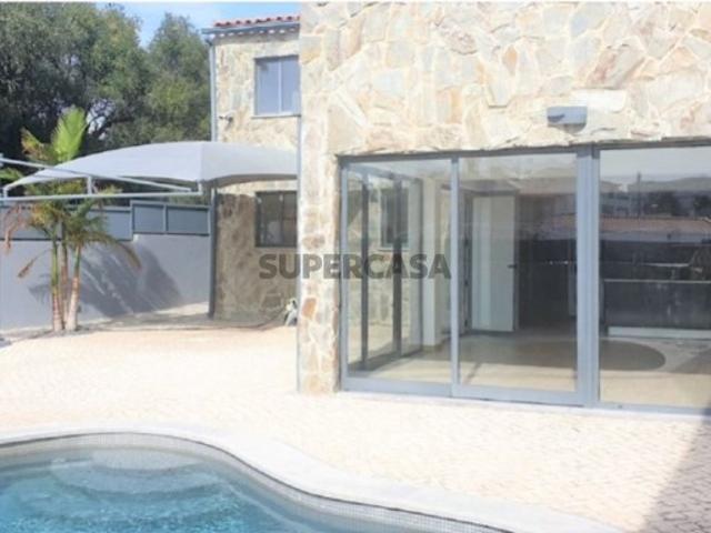 Moradia T3 de 2 pisos com piscina em Alcoitão