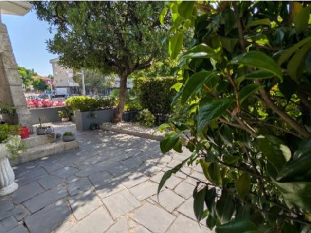 Moradia T3 de 3 frentes com jardim e garagem para 2 carros