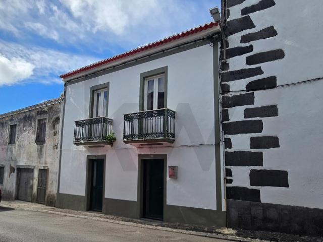 Moradia T3 de 3 Pisos no Centro da Ribeira Grande com Quintal