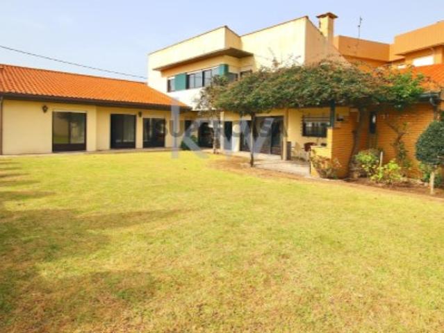 Moradia T3 de 4 frentes em Arcozelo com terraço e jardim, próximo da praia