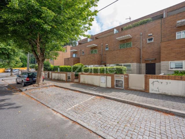 Moradia T3 de 4 pisos com garagem, terraços e logradouro, em Perosinho