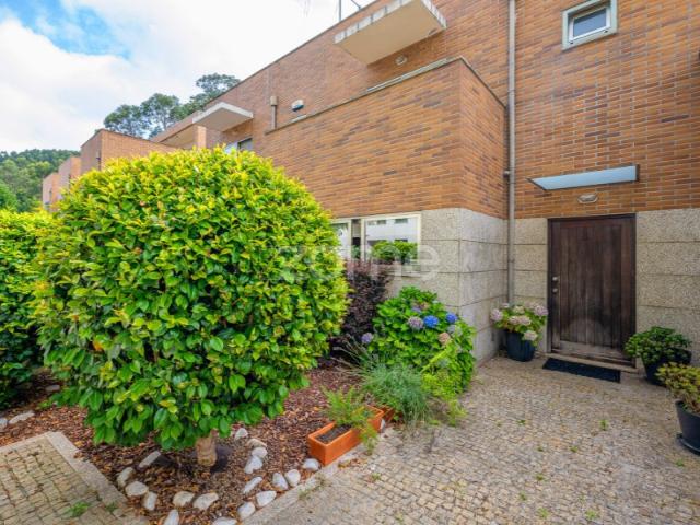 Moradia T3 de 4 pisos com garagem, terraços e logradouro, em Perosinho