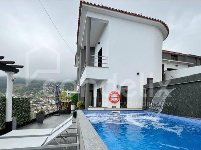 Moradia T3 e T1 no Arco da Calheta com piscina