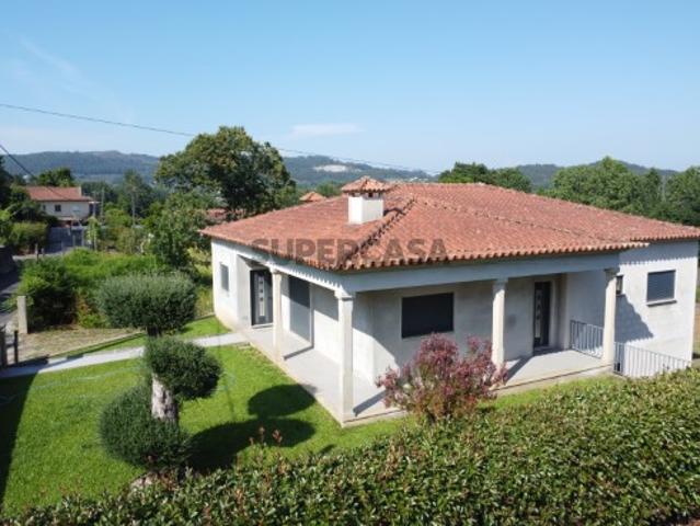 Moradia T3 e Terreno de 800 m² em Atiães, Vila Verde