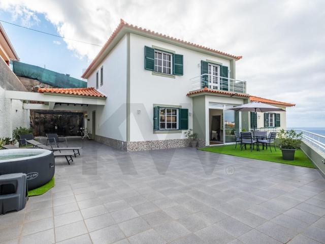 Moradia T3 em Alojamento Local a apenas 5 minutos da Marina. 160m² Calheta