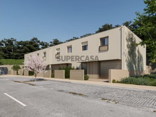 Moradia T3 em Banda em Construção na Urbanização Ribes em Oliveira Santa Maria, Vila Nova de Famalicão