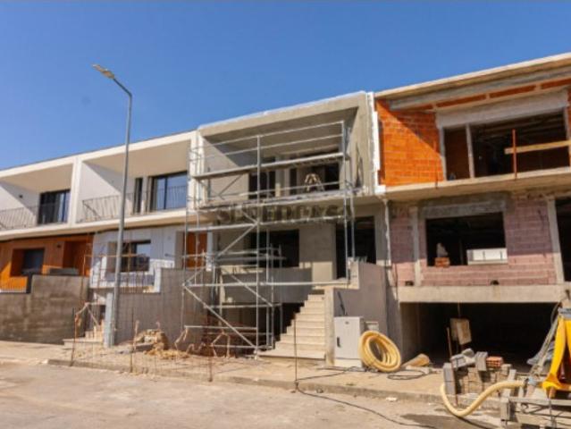Moradia T3 em Banda Frossos