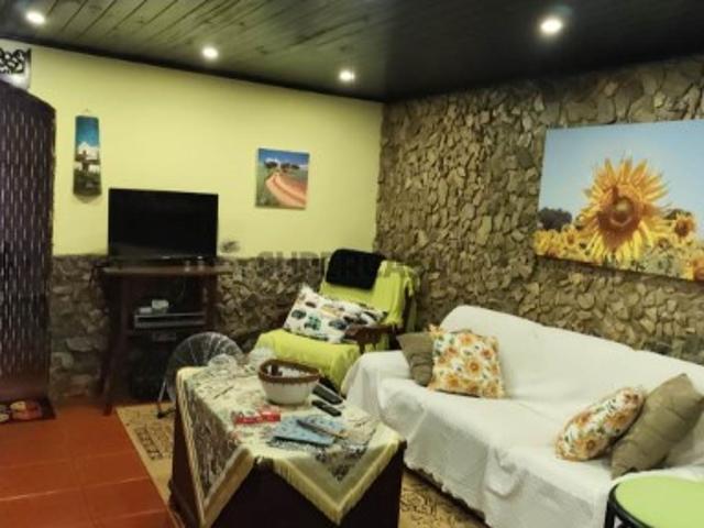Moradia T3 em Bom Estado com Logradouro e Terraço em Montes Velhos