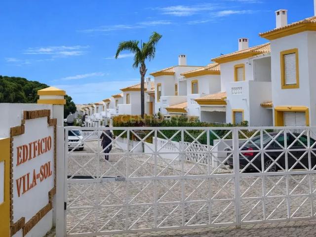 Moradia T3 em Condomínio com Piscina em Olhos d’Água Oportunidade no Algarve