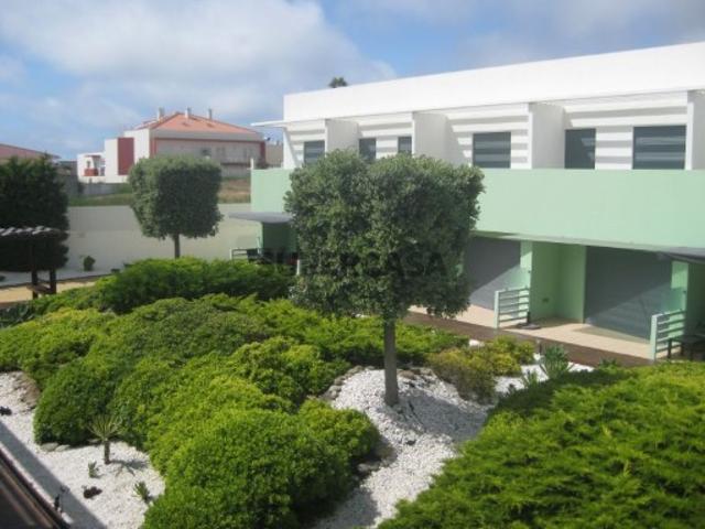 Moradia T3 em condomínio com Piscina na Areia Branca! Proximidade à Praia!
