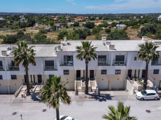 Moradia T3 em Condomínio Privado com Piscina | Garagem para. 131m² Ferreiras