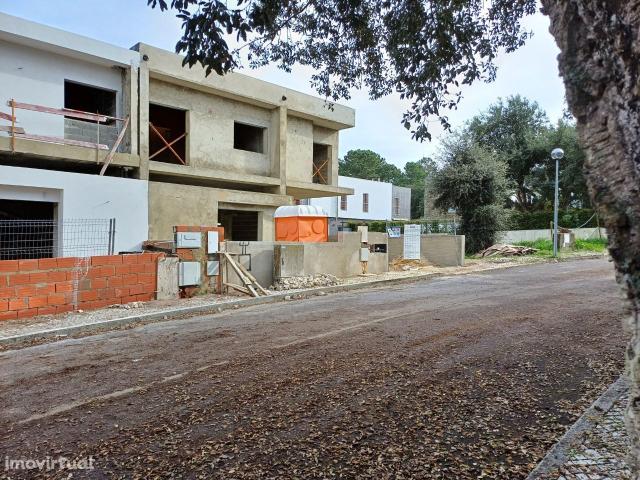 Moradia T3 em construo com piscina Sesimbra