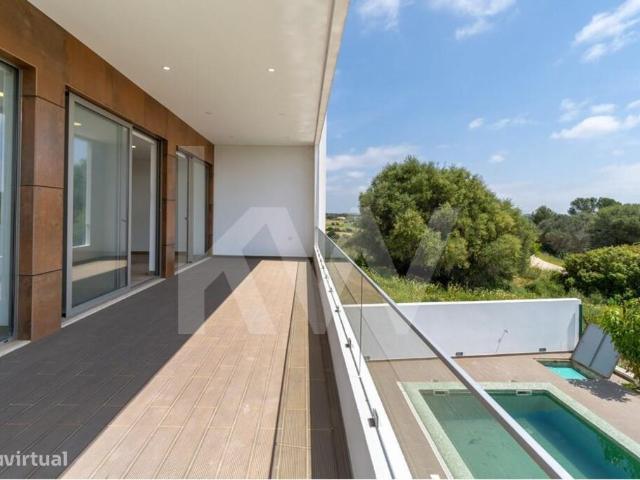 Moradia T3 + 1 | Piscina | Garagem | Escritrio | 3 Sutes | Vista Mar