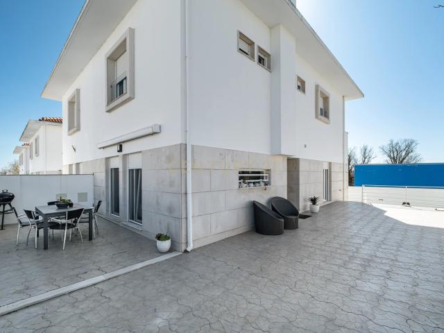 MORADIA T3 em Évora com Vista Desafogada, Quintal e Garagem