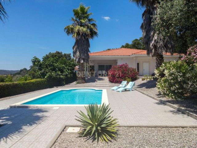 Moradia T3 em estado novo com varanda coberta, piscina, terraço, vistas panorâmicas, jardim e garagem numa localização sossegado