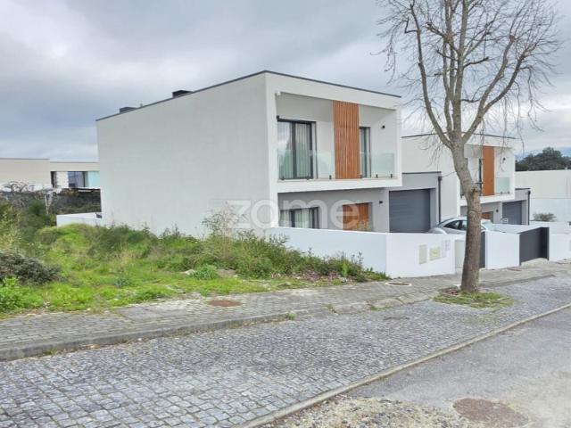 Moradia T3 em estrutura, Vila Verde
