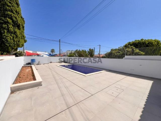 Moradia com piscina, Renovada, Luz