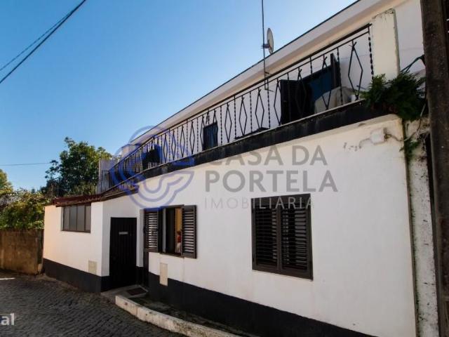 Moradia T3 em Pedroso, com terrao e garagem, prxima do centro dos Ca